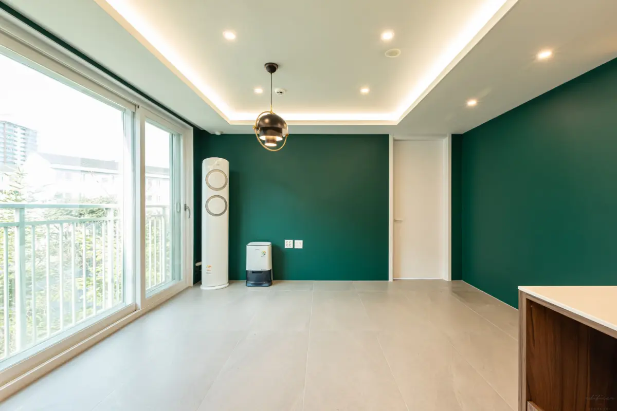 딥그린과 자연광이 어우러진 미니멀 거실